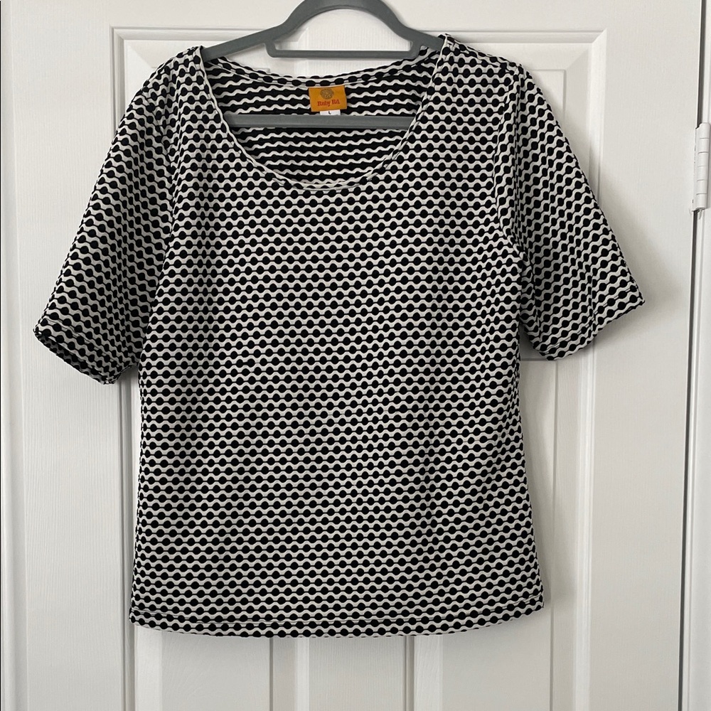 Ruby Rd. Monochrome Geometric Short Sleeve Top